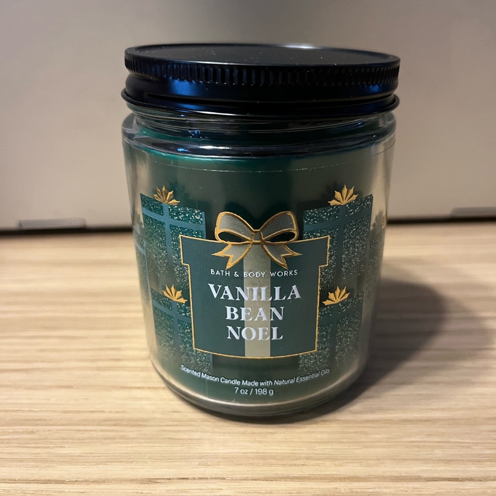 Bath & Body Works Single Wick Candle. Vanilla Bean Noel. - Picture 1 of 3